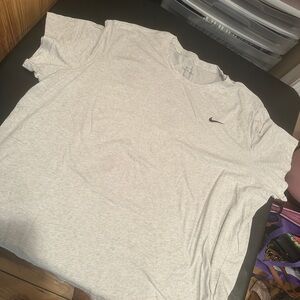 Nike Men's Light Gray Short Sleeve Tee